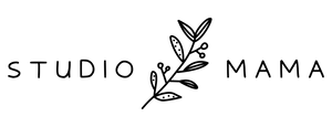 Logo van studio mama afgebeeld in tekst met een olijventak tussen de woorden studio en mama